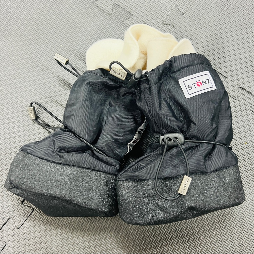 EUC Stonz Winter Baby Booties and Liners - Large